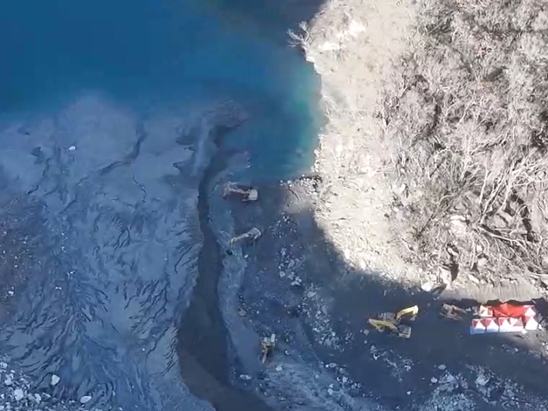 謙卑面對2大挑戰 ! 施工團隊抵馬太鞍溪堰塞湖壩頂 將嘗試逐步降挖 